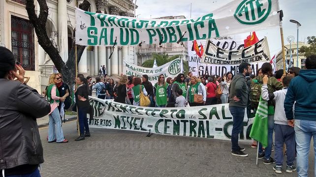 Por trabajo, producción y soberanía gremios y organizaciones sociales se manifestaron en Paraná