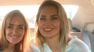 Georgina Losada junto a su hermana Carolina, la senadora nacional por Santa Fe.&nbsp;