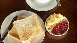 El clásico desayuno con tostadas, bajo la lupa de los nutricionistas.