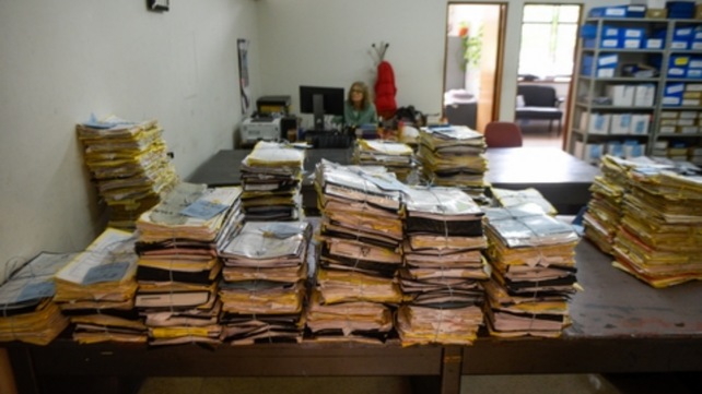 La parva de expedientes que recibe por día el Archivo General de Tribunales