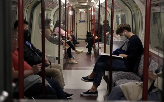 Personas que viajan en un vagón de metro en la línea Bakerloo, en Londres. Los ciudadanos rechazan la idea de sujetarse a los pasamanos de las escaleras mecánicas en las estaciones del metro o los sujeta manos de los vagones, por miedo a contagiarse Covid-19.