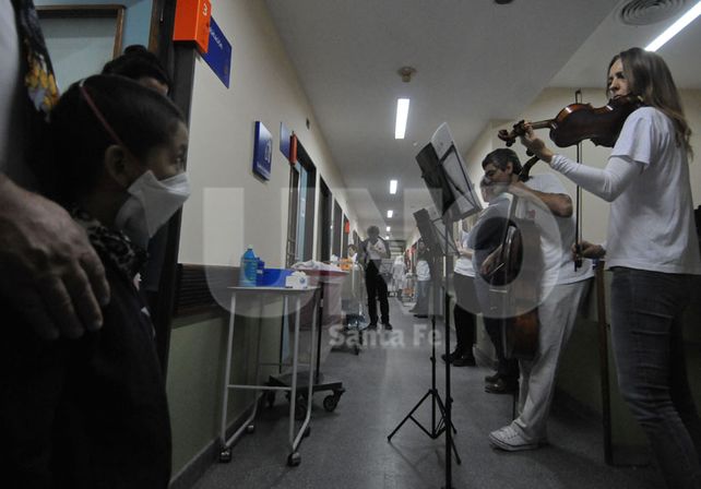 En los pasillos. La visita de los músicos en el hospital Alassia fue muy bien recibida por todos los pacientitos / Foto: Mauricio Centurión - Uno Santa Fe