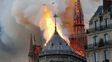 video: asi caia la cupula de la catedral de notre dame video: asi caia la cupula de la catedral de notre dame