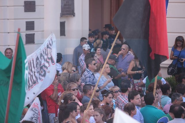 Estatales y docentes marcharon a Casa de Gobierno en repudio del techo del 18% y denunciaron aprietes