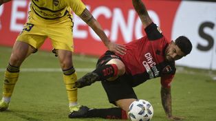 Banega protege la pelota ante Boca, donde Newell’s empezó a complicarse solo por la derrota en casa. Ahora, tras el triunfo sobre Estudiantes, debe vencer a Defensa el martes y necesita que se den otros dos resultados.