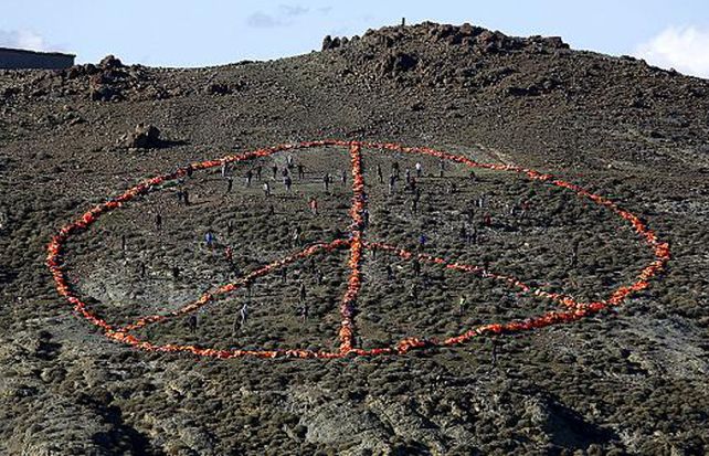 Armaron un símbolo de la paz gigante con salvavidas en memoria a los refugiados de Turquía