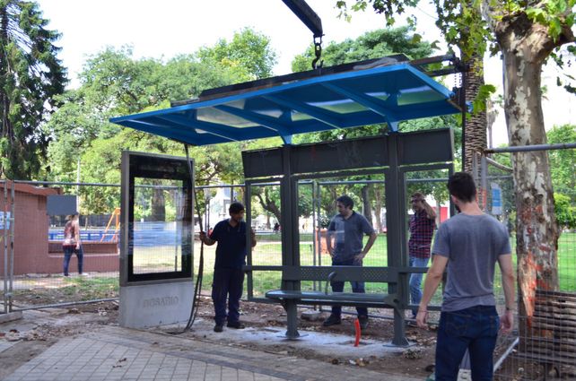 Nuevas paradas. Las primeras se colocaron en la plaza Sarmiento. Tienen información estática y pantallas dinámicas