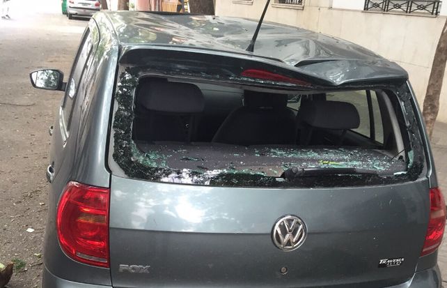 Un andamio se desprendió de una obra por los fuertes vientos y destruyó un auto