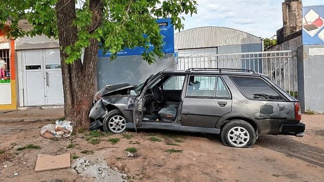 Manejaba el auto ebrio y se le atravesó un árbol