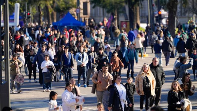 Las calles del parque Independencia, a tope de familias de la ciudad y de otras localidades que disfrutan de los Juegos Suramericanos.