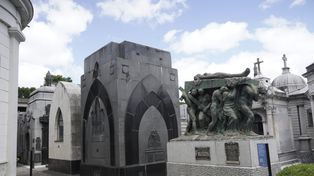 El cementerio El Salvador, con sus tumbas monumentales, espejó el status de un sector social.