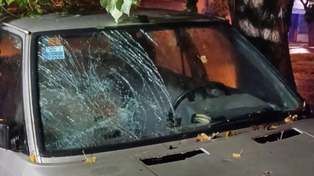 Una mujer destrozó el parabrisas del auto de su expareja. Fue en barrio Alvear.