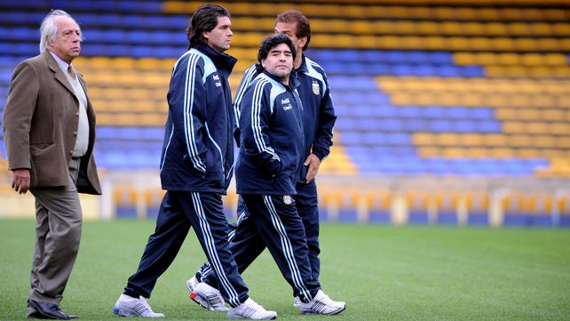 El técnico de la selección recorre el estadio de Rosario&nbsp; Central el 18 de Agosto se 2009.