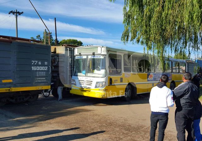 Un tren chocó con un colectivo de la línea 18