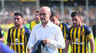 Dos posturas. Paolo Montero y Paulo Ferrari le encontraron explicaciones diametralmente opuestas a la mala campaña del equipo en las primeras fechas de la Superliga.