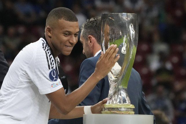 El francés Kylian Mbappé marcó un gol para Real Madrid y alzó la copa.
