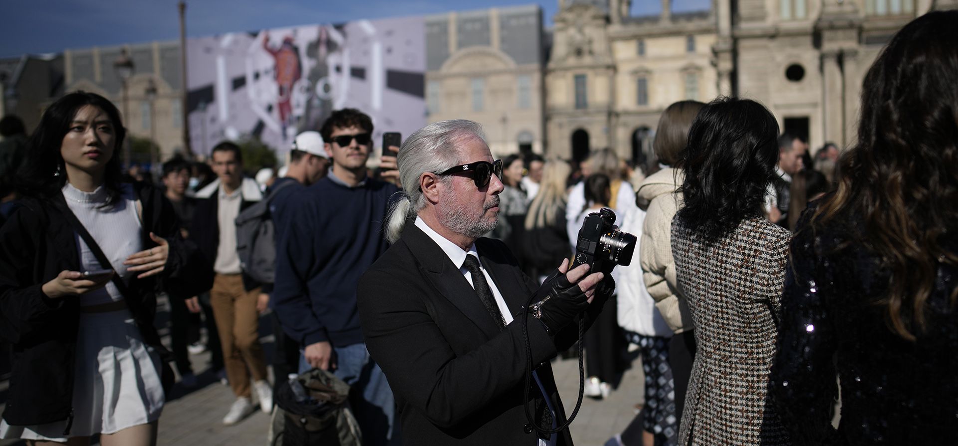 Un doble de Karl Lagerfeld toma fotografías en el patio del museo del Louvre durante la colección de moda prêt-à-porter Primavera/Verano 2023 de Louis Vuitton presentada el martes 4 de octubre de 2022 en París.