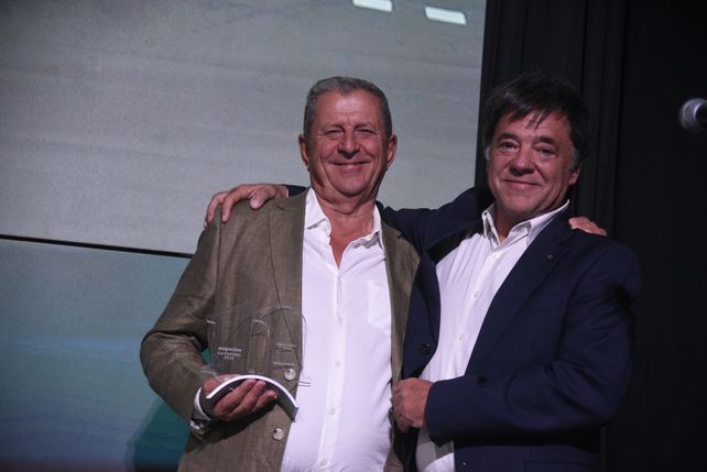 Carlos Milicic recibió su distinción en manos de Gustavo Scaglione.