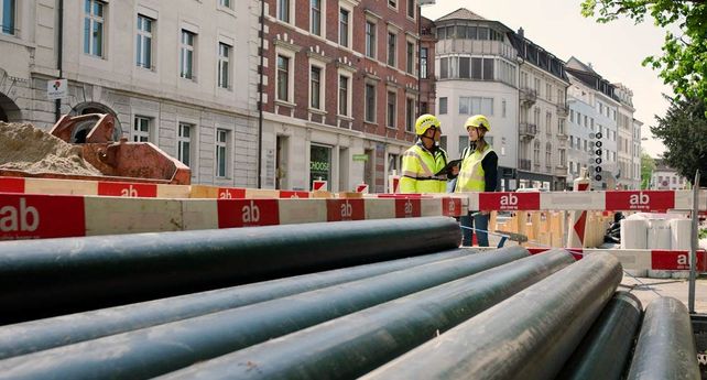 Obras de ampliación de la red de calefacción urbana de IWB en Basilea.