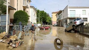 Un residente retira lodo y escombros después de que las fuertes lluvias azotaran la región italiana de Emilia Romaña, en Faenza, Italia, el 18 de mayo de 2023.&nbsp; &nbsp;