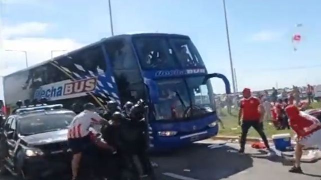 Problemas entre la policía e hinchas de Unión