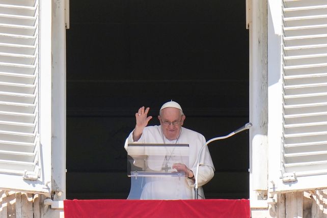 Francisco saluda este domingo durante la oración del Ángelus desde una ventana del Vaticano con vista a la Plaza de San Pedro.