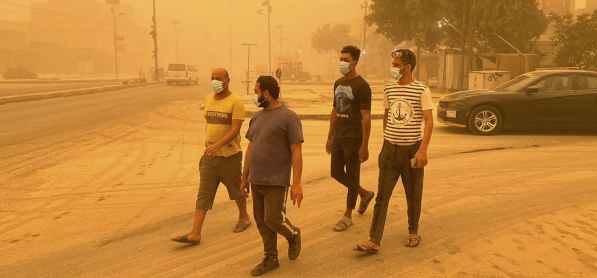 Gente camina a través de una tormenta de arena en Bagdad, Irak, el jueves 5 de mayo de 2022. Cientos de iraquíes con problemas respiratorios fueron a hospitales, hubo vuelos suspendidos, después de que los iraquíes se despertaron con una quinta tormenta de arena en un mes.