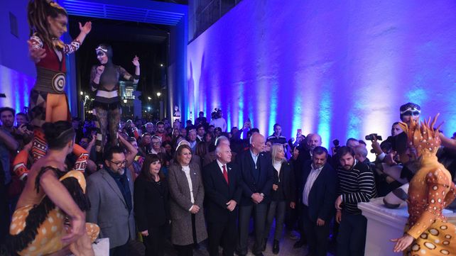 Luces, música y acrobacias en la reinauguración de la Biblioteca Argentina