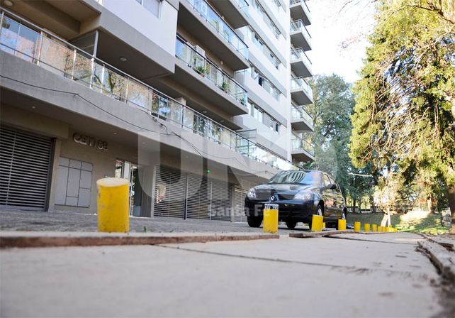 Reclamo. El pedido es porque este complejo habitacional había ocupado parte de la plazoleta / Foto: Mauricio Centurión - Uno Santa Fe