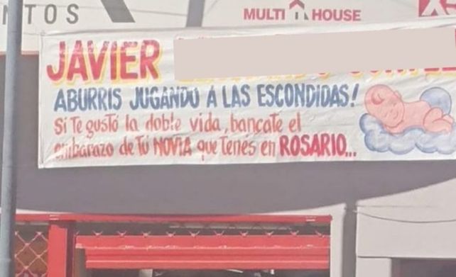 Escrachado. Una persona colocó un pasacalle para deschavar a un tal Javier