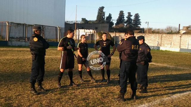 Guido Vázquez fue agredido por un jugador de Ángeles Negros y el partido fue suspendido en el segundo tiempo. Foto de Joaquín Berdún