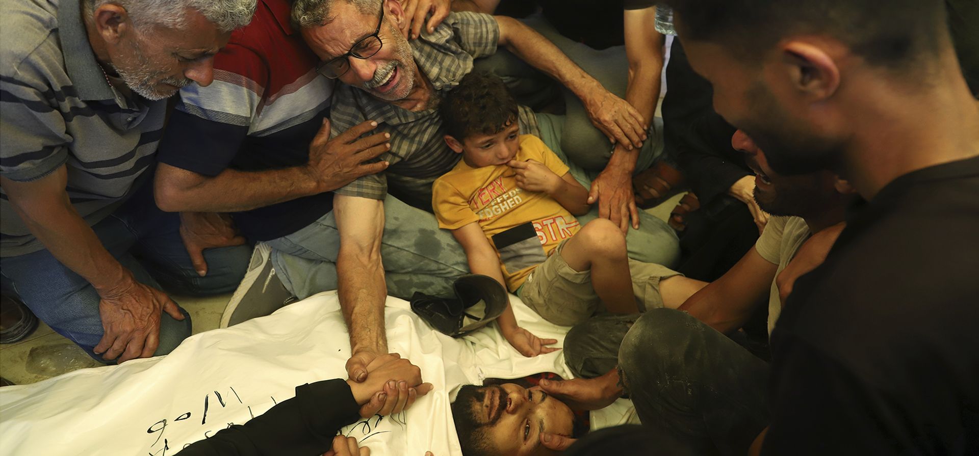 Ata Qasas, en el centro a la izquierda, llora el cuerpo de su hijo Rashad Qasas, quien murió mientras se dirigía a un centro de distribución de ayuda, durante su funeral en Rafah, al sur de la Franja de Gaza, el miércoles 11 de junio de 2025. (Foto AP/Mariam Dagga) Ata Qasas, en el centro a la izquierda, llora el cuerpo de su hijo Rashad Qasas, quien murió mientras se dirigía a un centro de distribución de ayuda, durante su funeral en Rafah, al sur de la Franja de Gaza, el miércoles 11 de junio de 2025. (Foto AP/Mariam Dagga)