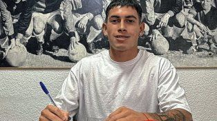 El juvenil Tomás Gallay también firmó su primer contrato en Colón