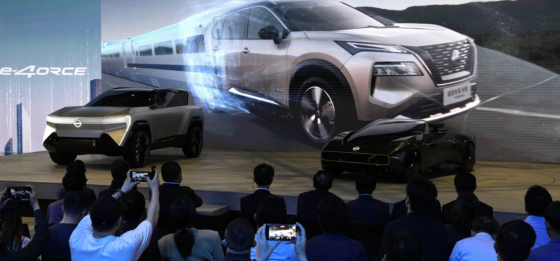 Los asistentes ven una presentación en el stand de Nissan durante la feria Auto Shanghai 2023 en Shanghái, el martes 18 de abril de 2023. Foto AP/Ng Han Guan)