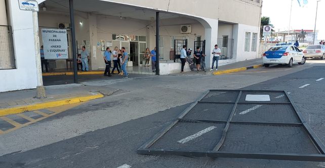 Paraná: infractor derribó portón del deposito municipal con su camioneta&nbsp;