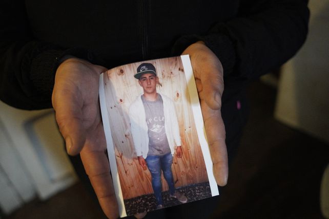 Busca saber quiénes y por qué mataron a balazos a su hijo y lo tiraron en un camino rural