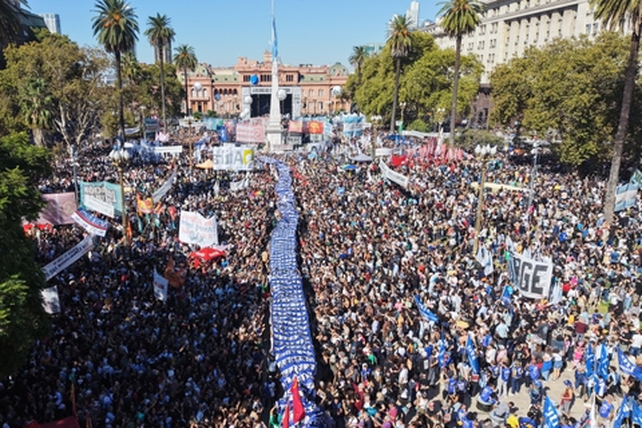 Multitudinaria marcha y concentración en la ciudad de Buenos Aires a 50 años del golpe.