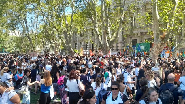 Masiva movilización docente: ante la falta de respuestas advierten que no comenzarán las clases