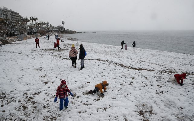 La ola de frío en Grecia cubre de nieve Atenas