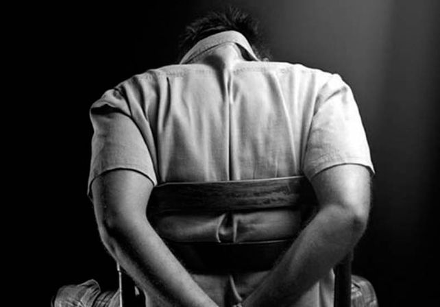 Un hombre fue abusado por sus compañeros de trabajo durante un año