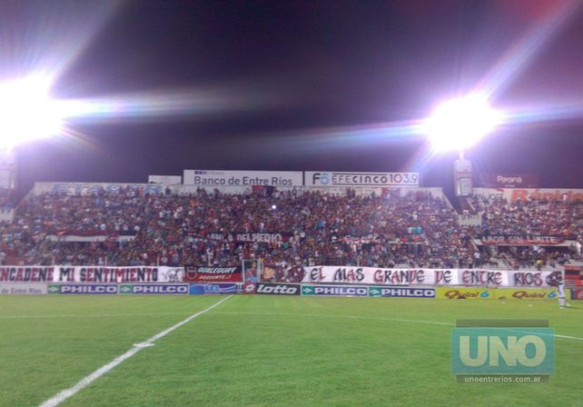 Banderazo de apoyo al #PatrónDelAscenso antes de la semifinal