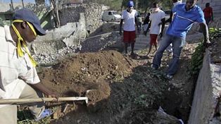 En medio de los temblores Hait&iacute; entierra a miles de sus muertos