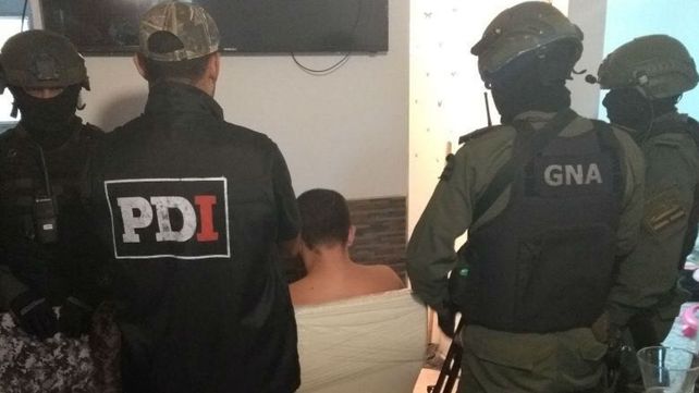 Efectivos de PDI y Gendarmería custodian a Funes esta mañana tras detenerlo en Callao al 3800.&nbsp;