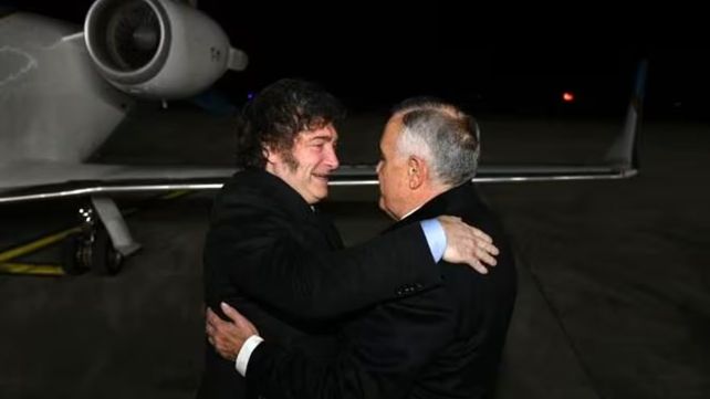 Javier Milei fue recibido en el aeropuerto de Tucumán por el gobernador de esa provincia