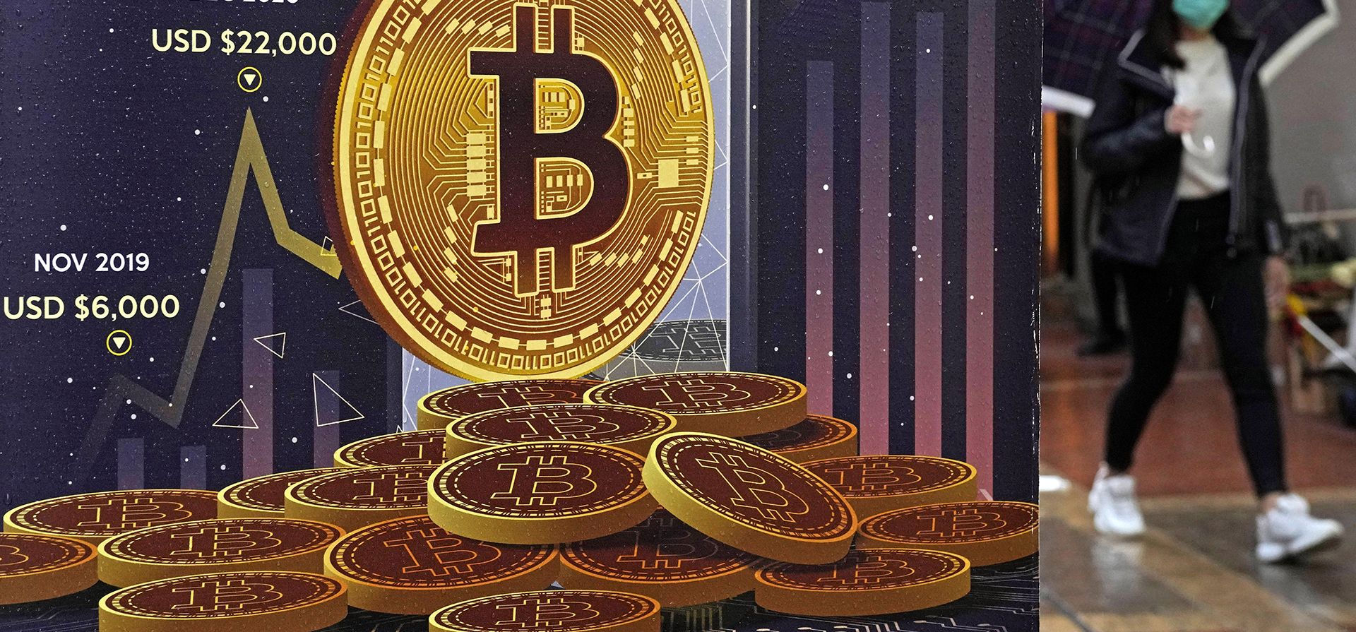 Un anuncio de la criptomoneda Bitcoin se exhibe en una calle de Hong Kong. Gran Bretaña ha revelado planes para regular algunas monedas estables como parte de un plan más amplio para convertirse en un centro global de pagos digitales, según las autoridades de EE. UU. y Europa se apresuran a elaborar reglas para las criptomonedas.