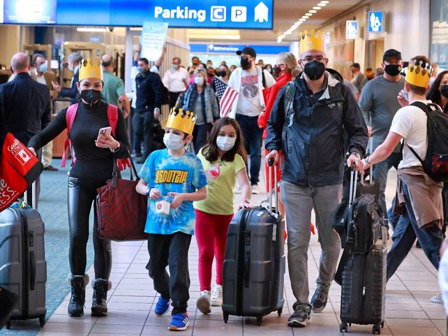 Una familia llega al aeropuerto de Orlando proveniente de Manchester