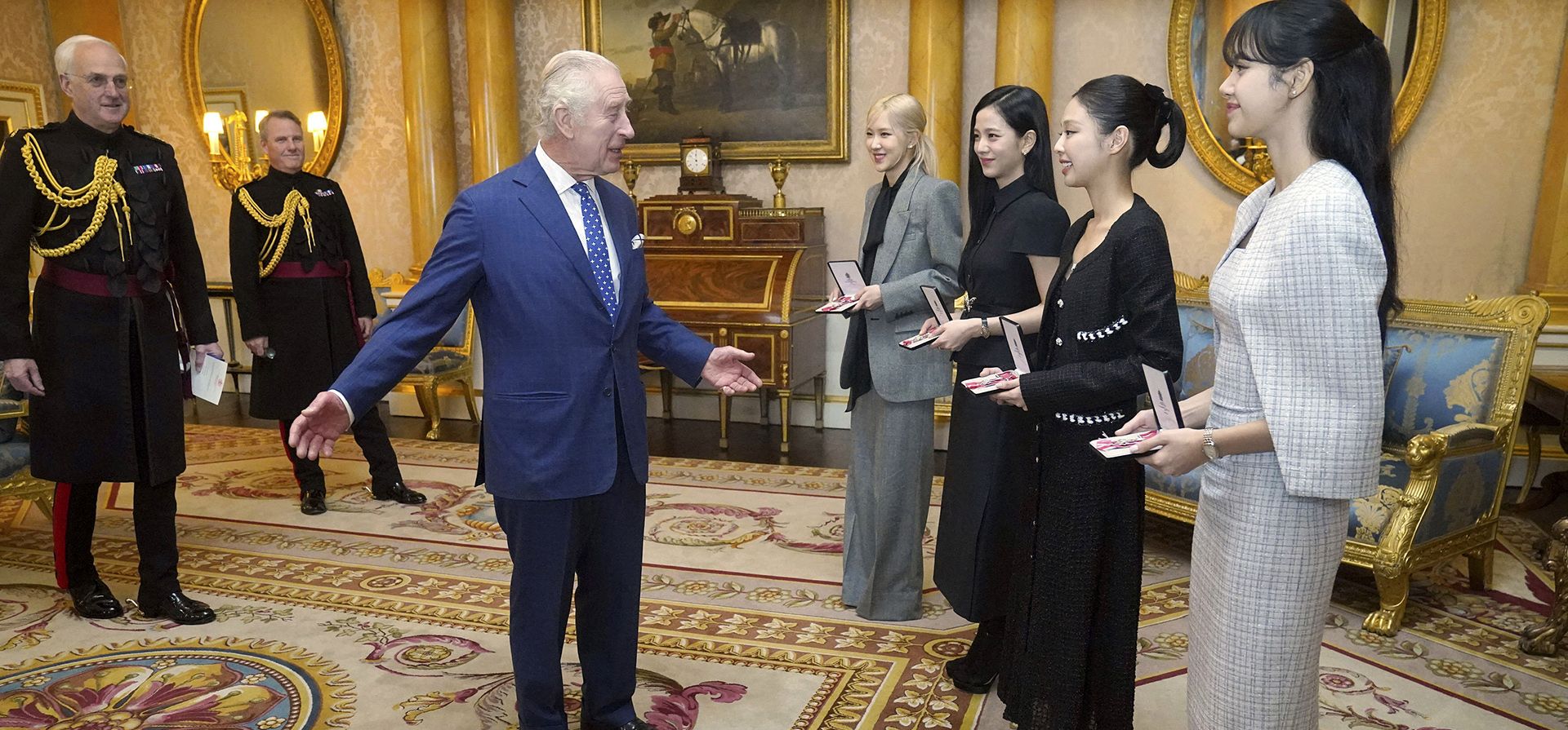El rey Carlos III de Gran Bretaña, presenta a los miembros de la banda de K-Pop Blackpink, Rose (Roseanne Park), Jisoo Kim, Jennie Kim y Lisa (Lalisa Manoban), con MBE honorarios, miembros de la Orden del Imperio Británico, durante Una ceremonia especial de investidura en presencia del presidente de Corea del Sur, Yoon Suk Yeol, y su esposa, Kim Keon Hee, en el Palacio de Buckingham, en Londres, el miércoles 22 de noviembre de 2023. (Victoria Jones/Pool Photo vía AP) El rey Carlos III de Gran Bretaña, presenta a los miembros de la banda de K-Pop Blackpink, Rose (Roseanne Park), Jisoo Kim, Jennie Kim y Lisa (Lalisa Manoban), con MBE honorarios, miembros de la Orden del Imperio Británico, durante Una ceremonia especial de investidura en presencia del presidente de Corea del Sur, Yoon Suk Yeol, y su esposa, Kim Keon Hee, en el Palacio de Buckingham, en Londres, el miércoles 22 de noviembre de 2023. (Victoria Jones/Pool Photo vía AP)