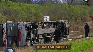 Veinte heridos al volcar un colectivo en una zanja en la autopista Rosario - Santa Fe