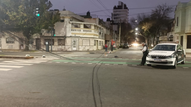 Tránsito cortado por cables cruzados y columna a punto de caer en 27 de Febrero y Paraguay&nbsp;