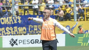 El entrenador de Central busca que su equipo logre despegar en el torneo local, donde aún no ganó.